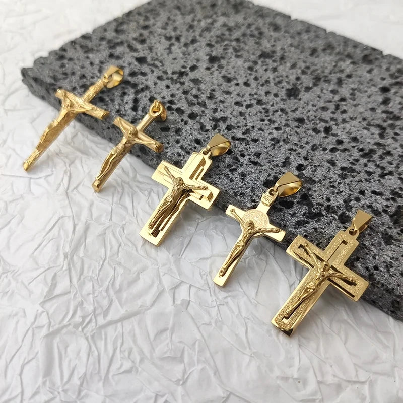 Collar con colgante de cruz de Jesús en acero inoxidable chapado en oro de 18 quilates para hombre y mujer, joyería religiosa impermeable.