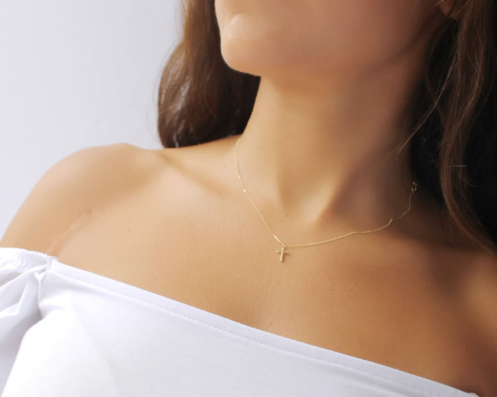 Collar con cruz de oro macizo de 14 quilates