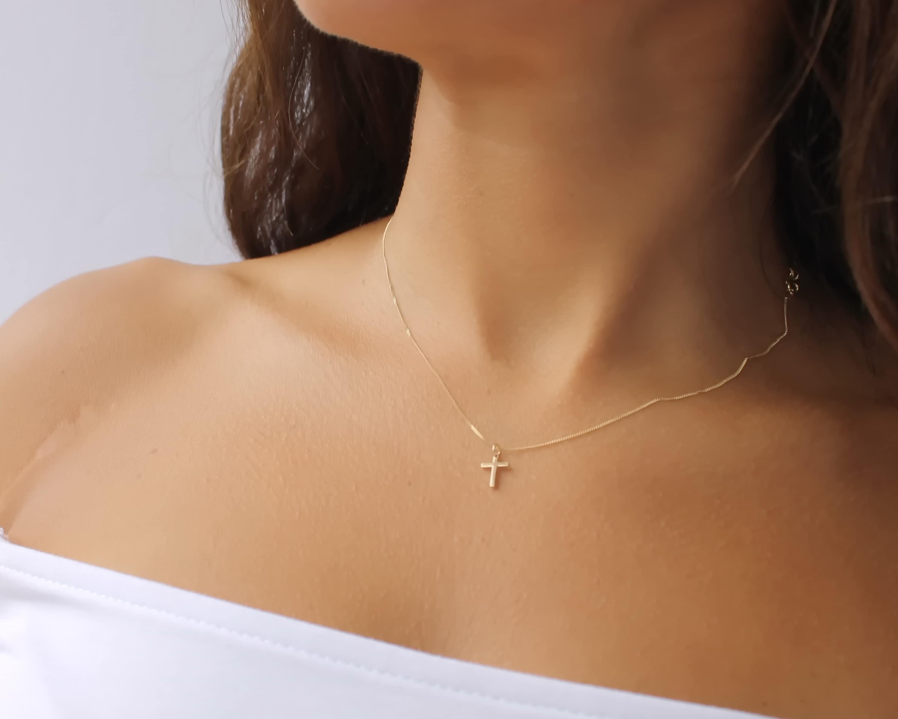 Collar con cruz de oro macizo de 14 quilates
