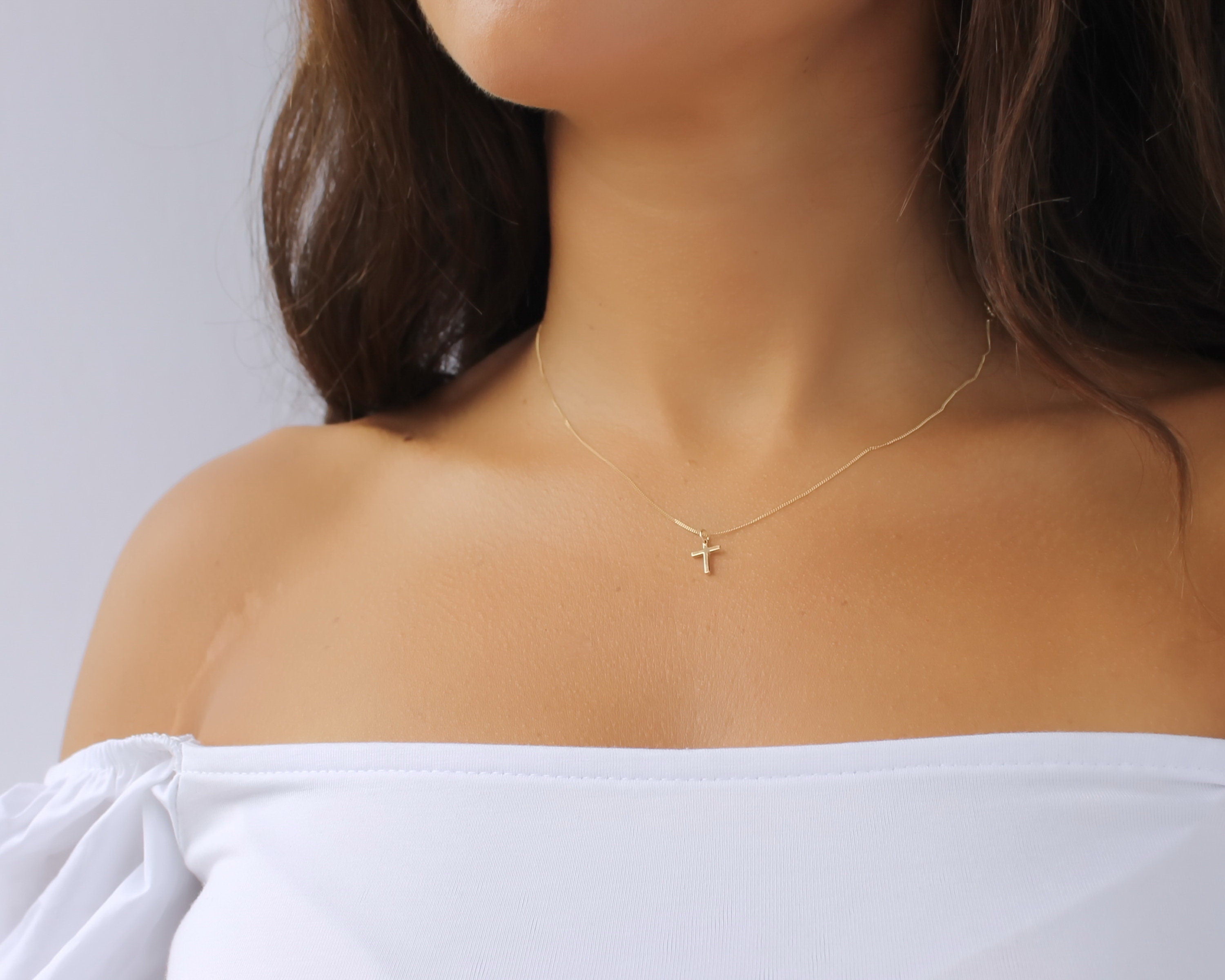 Collar con cruz de oro macizo de 14 quilates