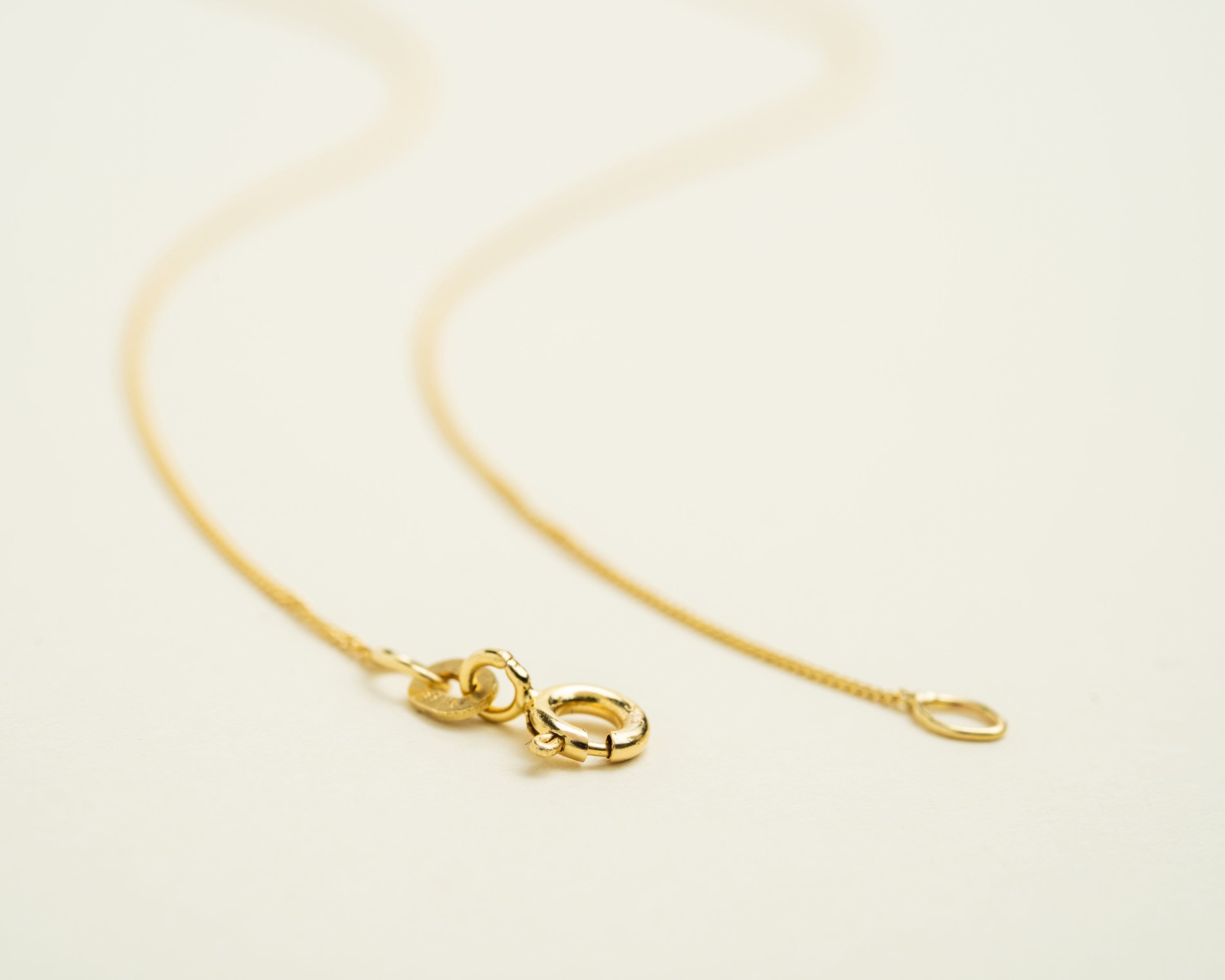 Collar con cruz de oro macizo de 14 quilates
